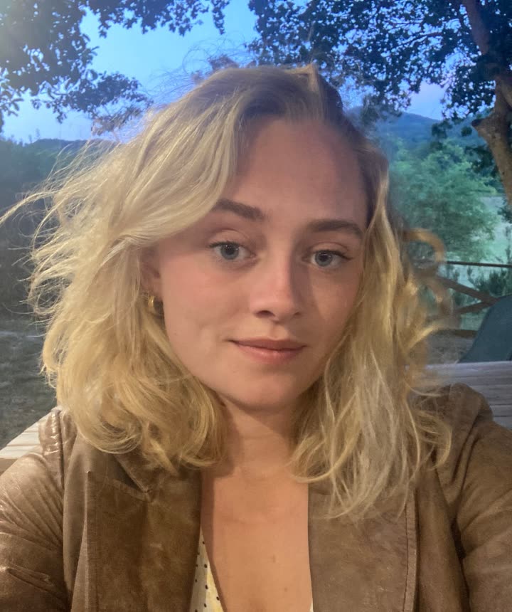Tutor Molly, medicinstuderende ved Aarhus Universitet, smiler til kameraet